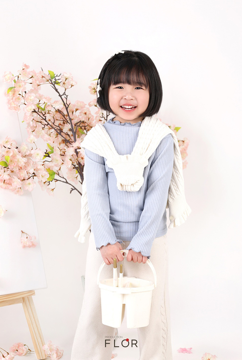 자유로운 포즈·예술적 콘셉트 결합… 벚꽃 속에서 피어난 아이들의 감성