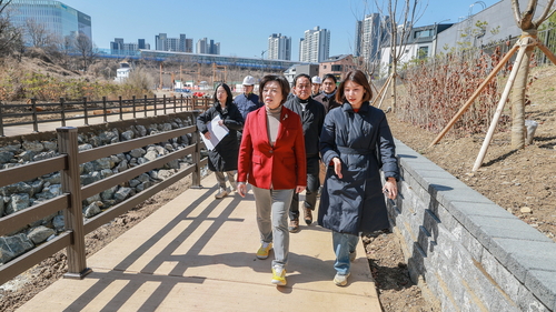 신계용 과천시장 19일 지식정보타운 내 제비울천 산책로 현장점검
