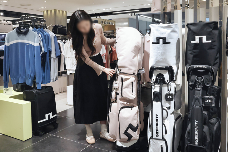 신세계백화점 골프매장에서 고객이 골프웨어를 쇼핑하는 모습. 사진=신세계백화점