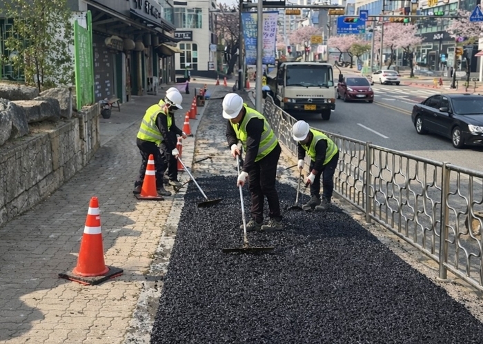 익산시, 안전 보행 위해 인도 대대적 정비 나서