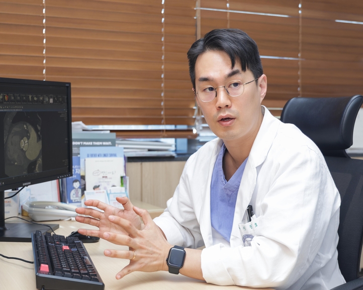 첨부1 경희대병원 심장내과 이진호 교수가 경피적 대동맥판막치환술(TAVI)에 대해 설명하고 있다