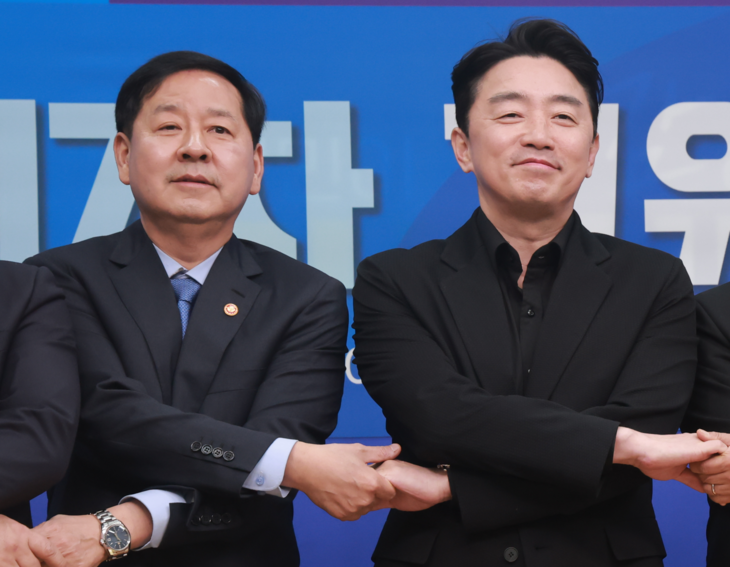 기념 촬영하는 고위정당협회 참석자들