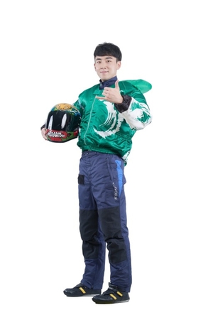 조성인 경정선수 출전 위해 경정 장구류 착용