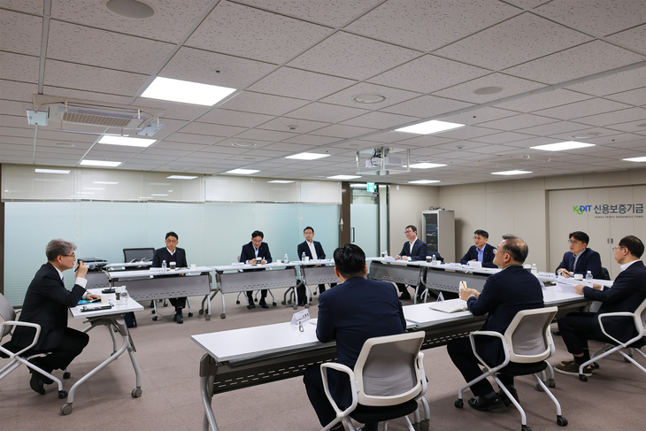 강승준 신용보증기금 이사장(왼쪽 첫 번째)이 23일 서울 마포 프론트원에서 중동 상황 관련 긴급 점검회의를 하고 있다.
