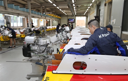 하남 미사경정장에서 경정선수들 모터보트 정비