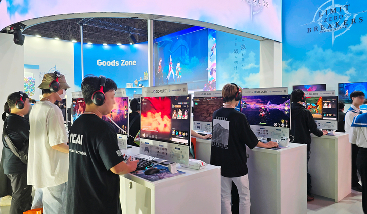 관람객들이 지난해 9월 도쿄게임쇼에서 삼성디스플레이의 QD-OLED가 탑재된 HP의 게이밍 모니터를 체험하고 있다.