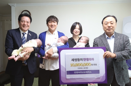 안양시-안양과천상공회의소 25일 세쌍둥이 출산한 범계동 가정 축하 방문