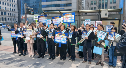 이호현 기후에너지환경부 2차관, 최재관 한국에너지공단 이사장과 에너지시민연대 등 시민단체 관계자들이 26일 서울 선릉역 인근에서 에너지 절약 거