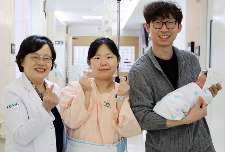 (왼쪽부터) 김영주 교수, 산모 지선애씨, 남편과 아이