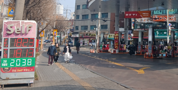 최고가격제 2차 시행 전날인 26일 서울 동작구 한 주유소가 한가하다. 사진= 이원희 기자