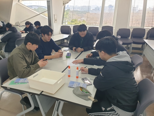 경복대학교 친환경건축과 재학생들 제로에너지빌딩 키트 조립 실습