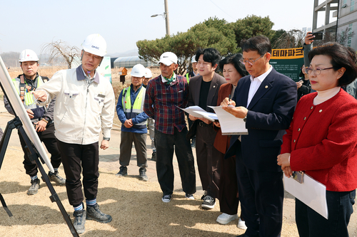 시흥시의회 교육복지위원회 26일 신안산선 12번 환기구 인근 염수 배수시설 현장 점검 진행