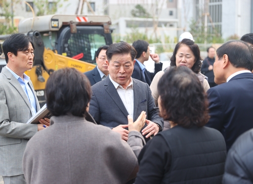 박승원 광명시장 2025년 10월 철산 10-11단지 재건축 현장 찾아 주민과 대화