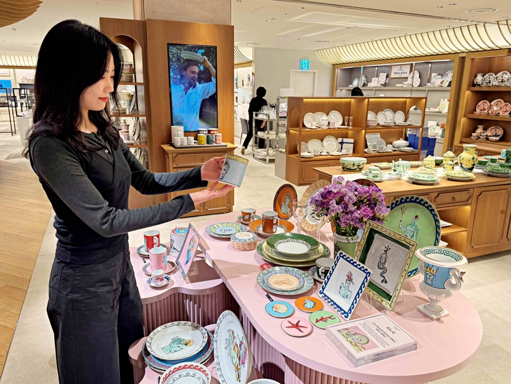 서울 중구 롯데백화점 본점 8층 리빙관에서 고객이 상품을 구경하고 있는 모습. 사진=롯데백화점