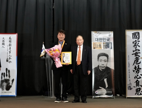 최훈종 하남시의회 의원(왼쪽) '2026년 제13회 대한민국 국민대상' 지역발전혁신대상 수상