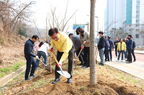 의왕시의회 27일 2026년 제81회 식목일 기념 나무심기 행사 동참