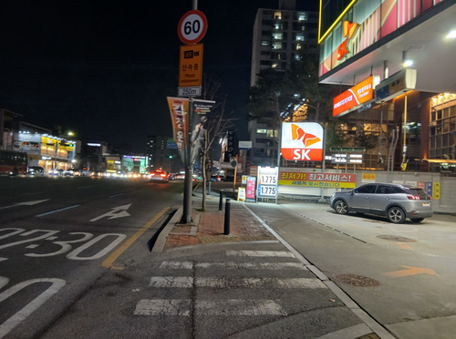 지난 27일 저녁 경기 용인의 한 주유소가 한적하다. 사진= 이원희 기자