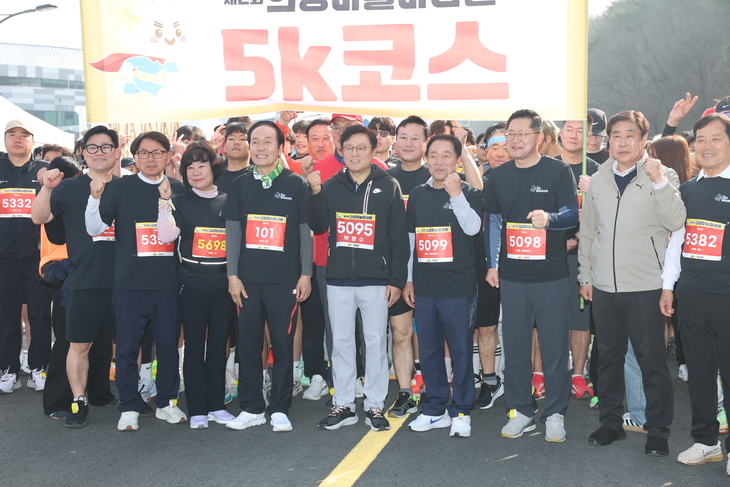 의성군의회 최훈식 의장, 의성마늘마라톤대회 현장 찾아 참가자들 격려