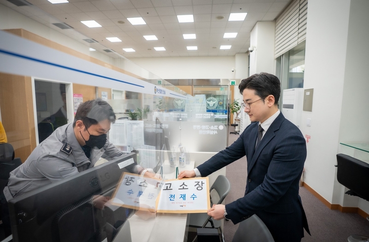 개혁신당 정이한 부산시장 예비후보는 30일 오전 전재수 더불어민주당 국회의원을 무고 혐의로 경찰에 고소했다.