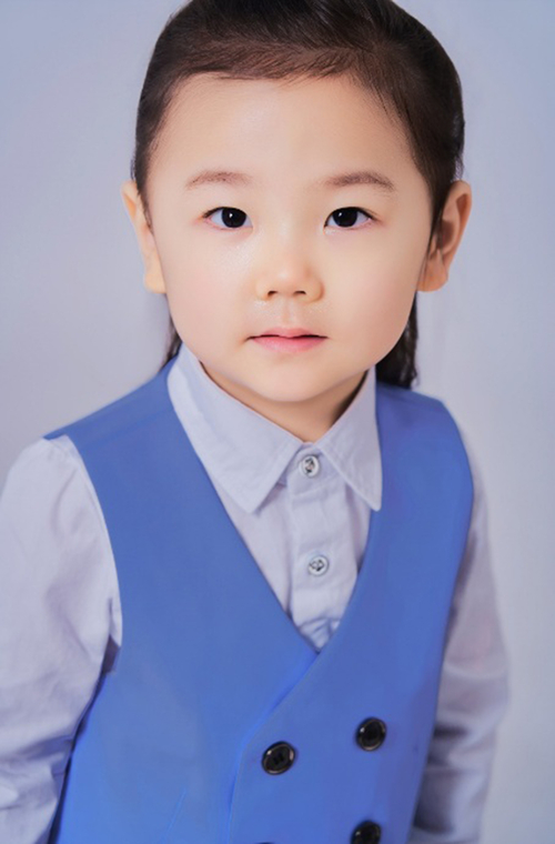 폼엔터테인먼트 촬영서 상반된 매력 발산…표정 연기·스타일링 완성도 호평