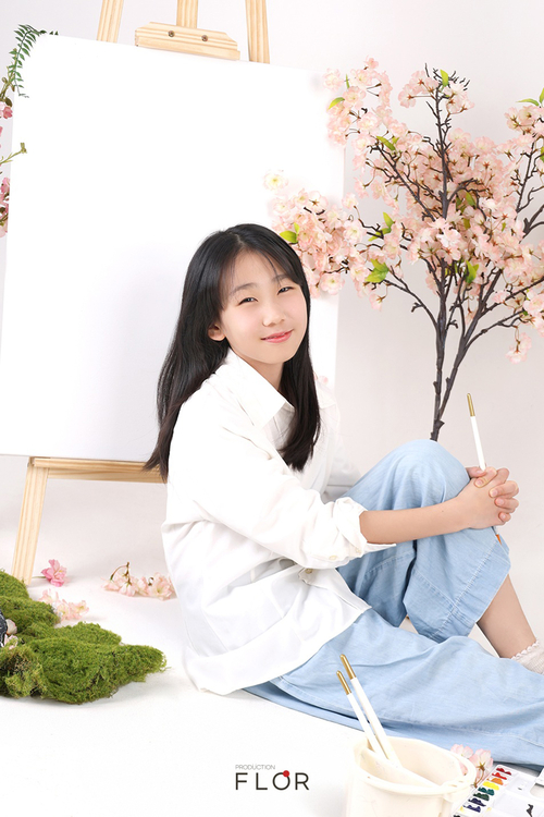 화이트 캔버스 앞에서 작품을 구상 중인 김다현 소속모델 /플로르방송제작사 키즈 제공