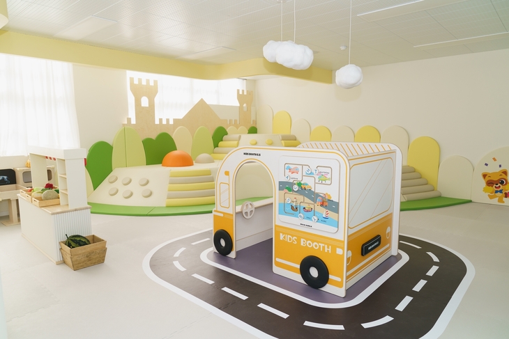 롯데그룹이 전라남도 여수시 화양면 나진초등학교 용창분교에 개소한 'mom편한 놀이터' 27호점 이미지.