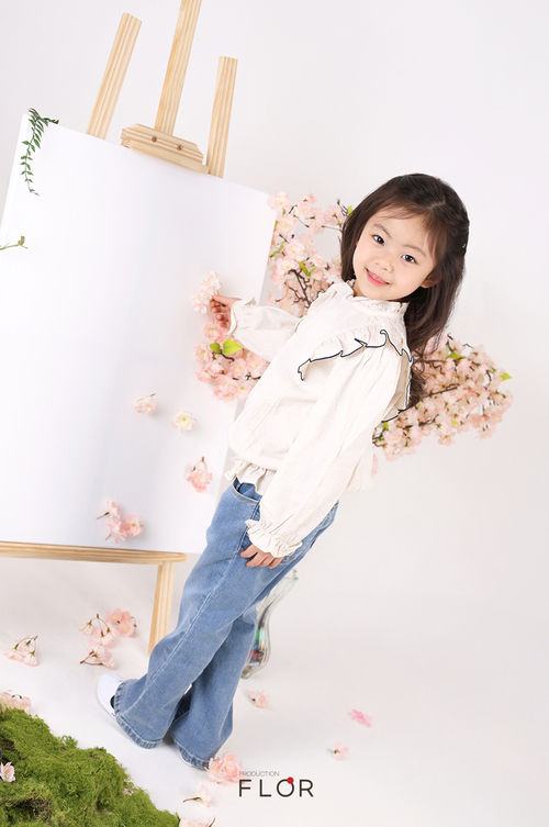 '프리 포징'으로 완성한 봄 콘셉트, 감정 중심 키즈 콘텐츠 제시