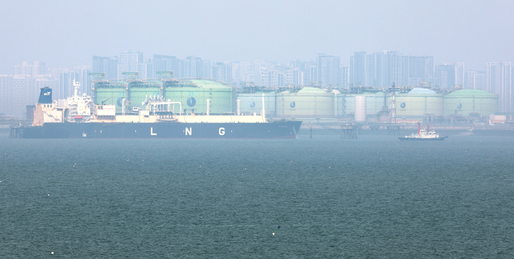 인천 송도 한국가스공사 인천생산기지 내 LNG 저장탱크와 운반선이 보인다.