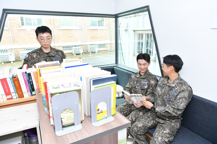 롯데그룹이 공군 8930부대에 개관한 '청춘책방' 이미지.