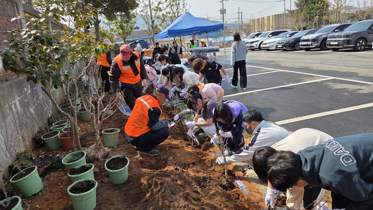 진도군, 식목일 맞아 무궁화 식재와 초화류 나눔 행사 개최