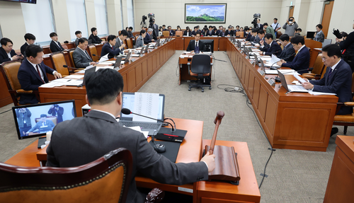 안호영 위원장이 25일 국회에서 열린 기후에너지환경노동위원회 전체회의에서 의사봉을 두드리고 있다. 20