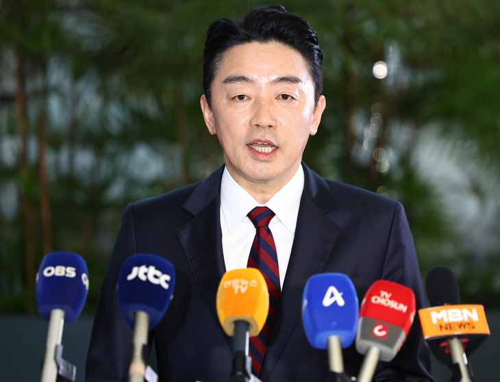 출국 전 약식 인터뷰하는 강훈식 비서실장