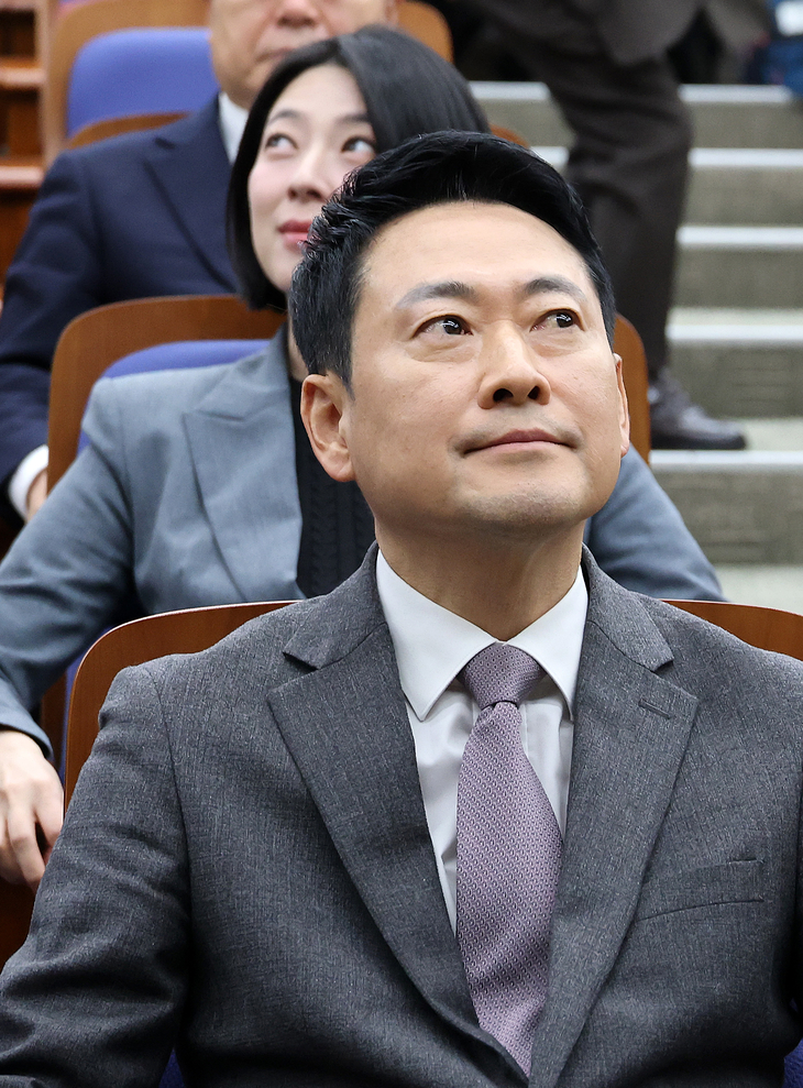 의총 자리한 장동혁 대표와 배현진 의원