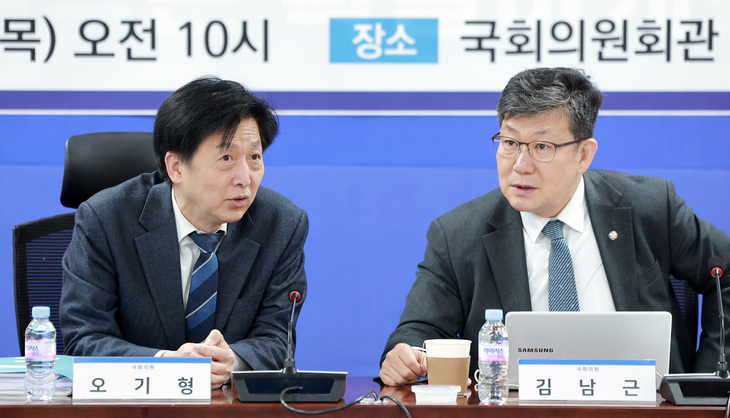 대화하는 민주당 오기형 K-자본시장 특위 위원장과 김남근 의원