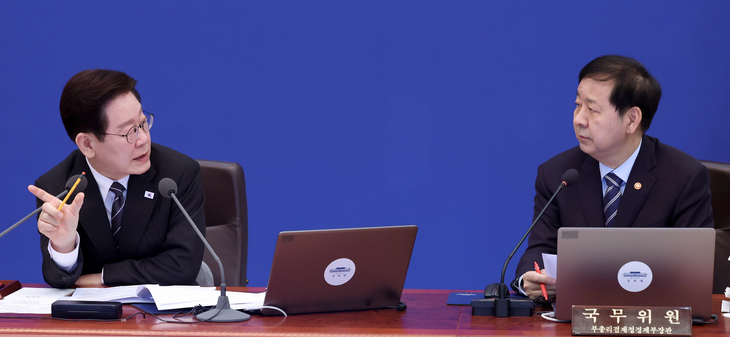 구윤철 부총리에게 질문하는 이재명 대통령