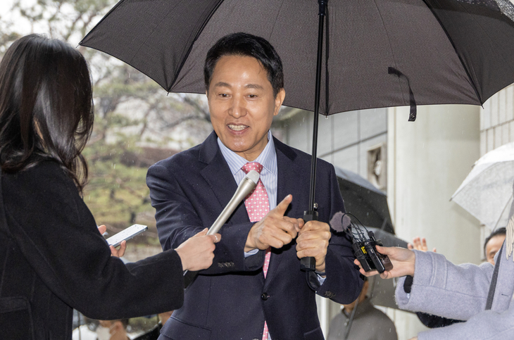 취재진 질문에 답하는 오세훈 시장