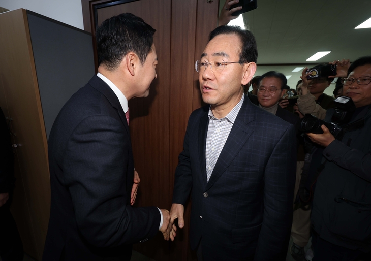 악수하는 장동혁과 주호영