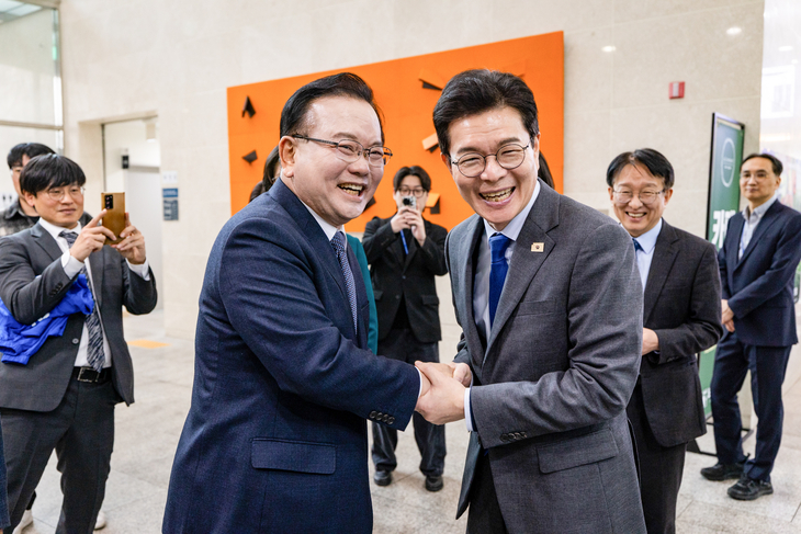 대구시장 출마 선언한 김부겸 전 총리와 악수하는 정원오 서울시장 예비후보