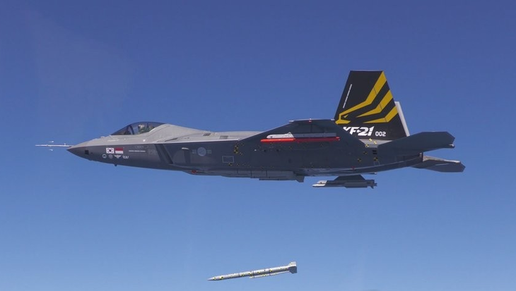 국산 초음속 전투기 KF-21 보라매가 공군 3훈련비행단에서 이륙해 공대공 무장 분리 시험을 하는 모습. 사진=방위사업청 제공