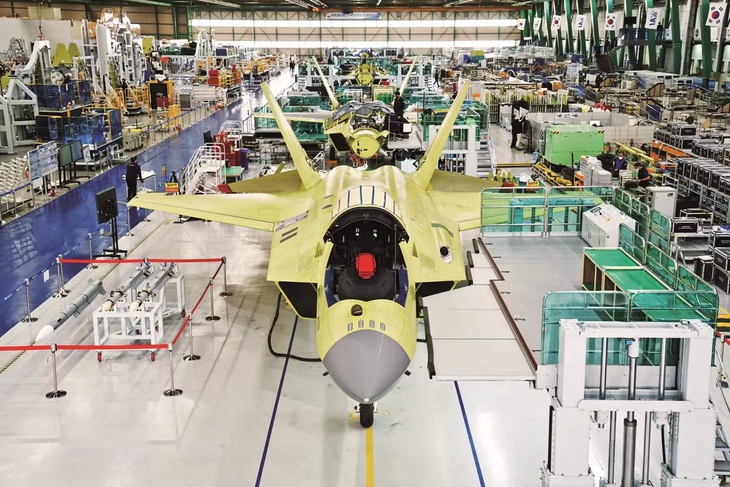 경남 사천 소재 한국항공우주산업(KAI) 공장에서 KF-21이 생산되는 모습. 사진=KAI 제공