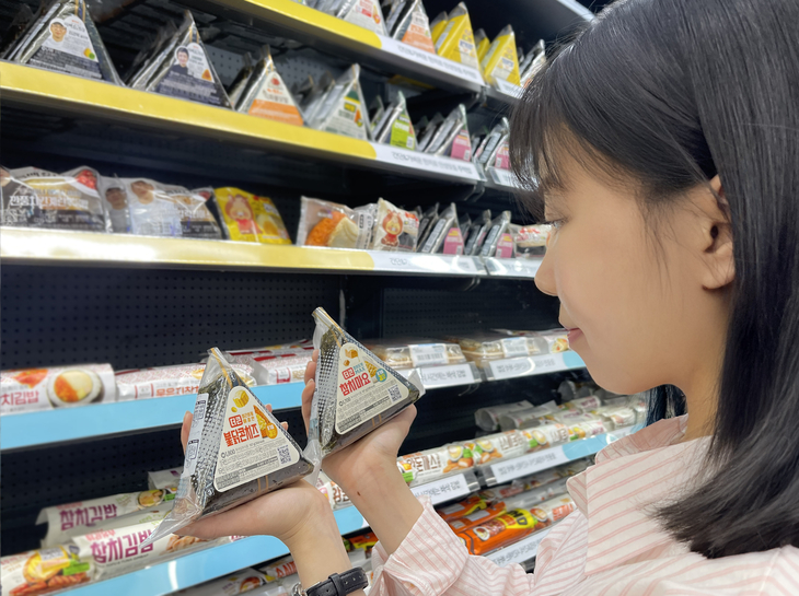 중량 늘리고 찰기 살리고…편의점 삼각김밥 ‘고급화’