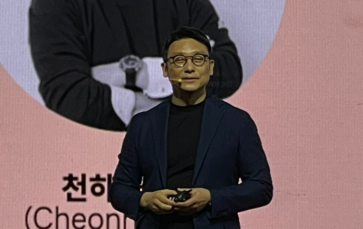 이윤모 볼보자동차코리아 대표가 1일 인천 영종도 인스파이어 리조트에서 열린 'EX90' 국내 최초 공개 행사에서 발표하고 있다. 사진=박지성 기자