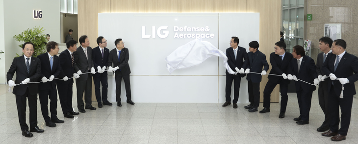 LIG넥스원의 새 이름 'LIG 디펜스&에어로스페이스(LIG D&A)' 현판 제막식에서 임직원들이 줄을 잡아당겨 새 CI를 공개하는 모습. 사진=LIG D&A 제공