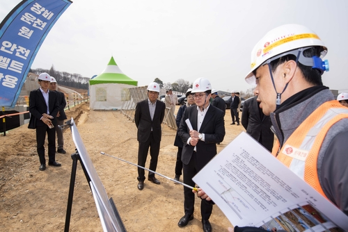 김병수 김포시장 3월30일 김포파주고속도로와 지방도355호선 고정교차로 구간 등 주요 도로 건설공사 현장 점검