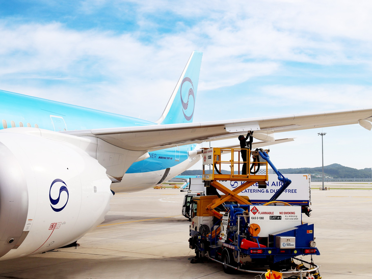 한진그룹 지상 조업 계열사 한국공항 차량에서 대한항공 여객기로 급유가 이뤄지는 모습. 사진=한국공항 제공