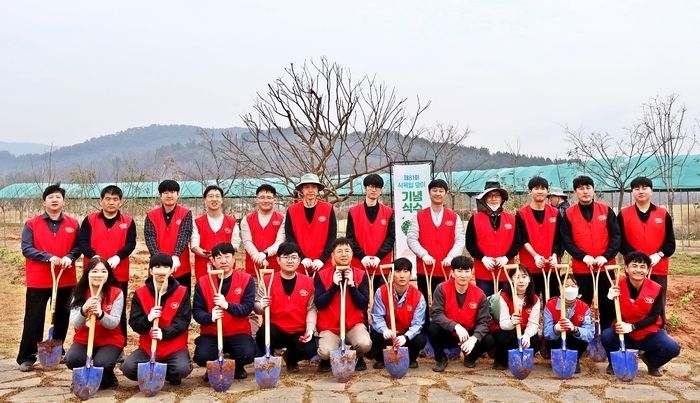 하림, 제81회 식목일 맞아 새만금환경생태단지서 탄소중립 나무심기 동참… ESG 경영 실천 앞장