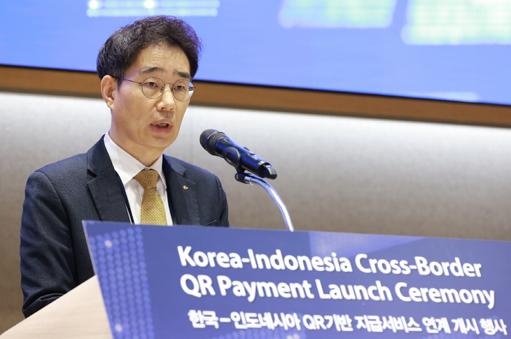 지난 1일 한국은행에서 열린 한국·인도네시아 간 QR결제 서비스 실시 기념식에서 송병철 KB국민은행 디지털영업그룹 부행장이 발표하고 있다.