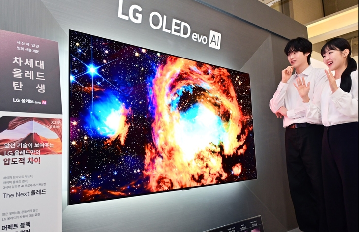 LG전자 모델들이 신제품 '2026년형 LG OLED 에보'를 체험하고 있다.