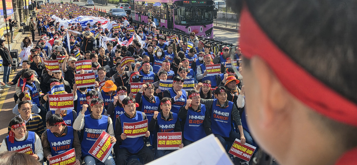 2일 HMM 노조가 청와대 사랑채 동편 도로에서 조합원 총회와 총력 투쟁 결의 대회를 진행하고 있다. 사진=박규빈 기자