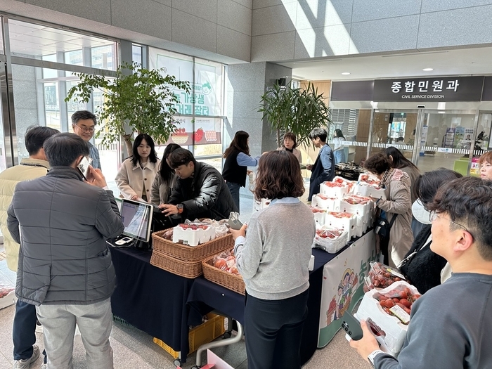 익산시, 청사 1층 매주 금요일 '로컬푸드 상생 직거래 장터' 운영